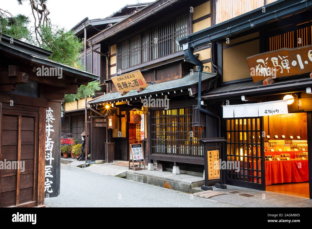 TAKAYAMA, Japan - 25. November 2019: Die engen Straßen der Sanmachi Suji Historic District sind gesäumt von Häusern aus Holz Händler dating zum Stockfoto