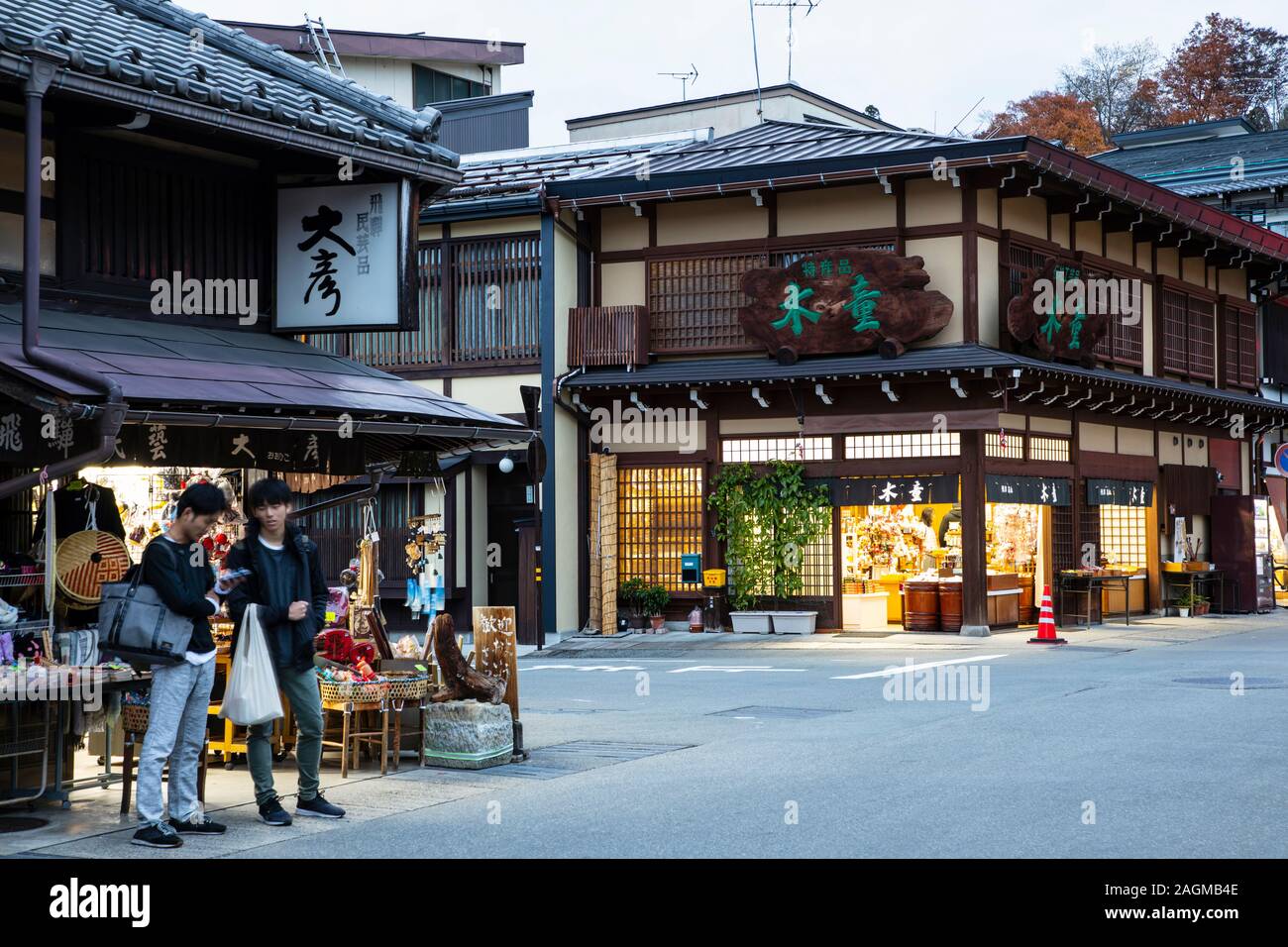TAKAYAMA, Japan - 25. November 2019: Die engen Straßen der Sanmachi Suji Historic District sind gesäumt von Häusern aus Holz Händler dating zum Stockfoto
