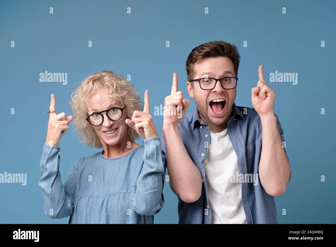 Reife Frau und ein junger Mann show Index Finger ion kopieren Platz für Ihren Text Stockfoto