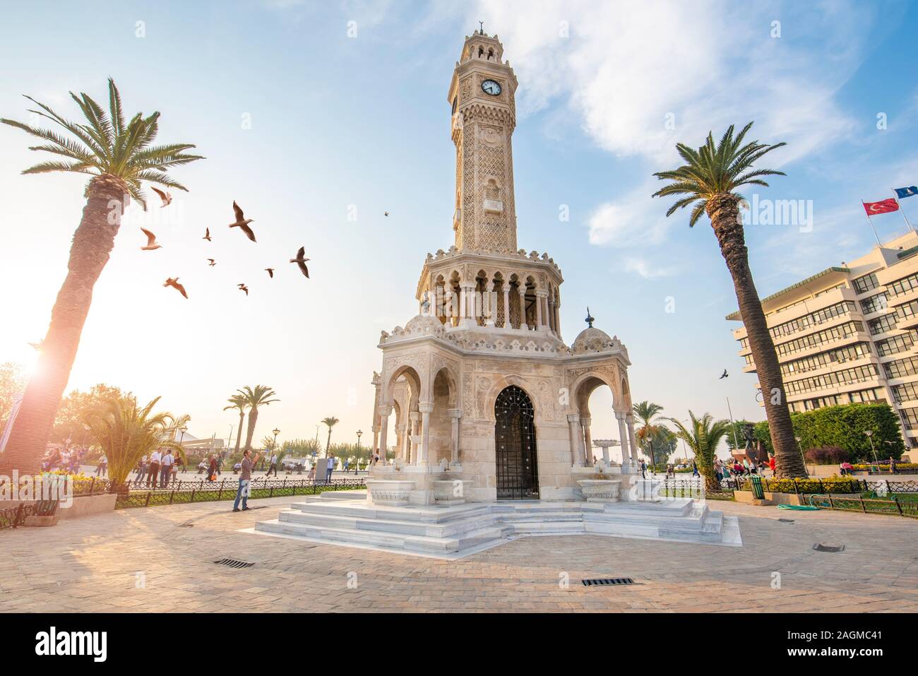 Izmir, Türkei - Konak Square street view mit alten Uhrturm (Saat Kulesi) bei Sonnenuntergang. Es wurde 1901 erbaut und akzeptiert, wie das offizielle Symbol Stockfoto