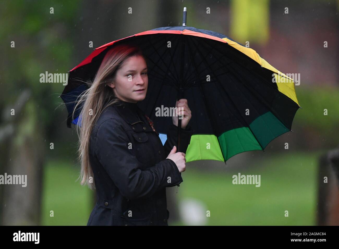 Ein trauernder kommt an einem Gedenkgottesdienst für die London Bridge terror Angriff Opfer Saskia Jones in der Holy Trinity Church in Stratford-upon-Avon. Stockfoto