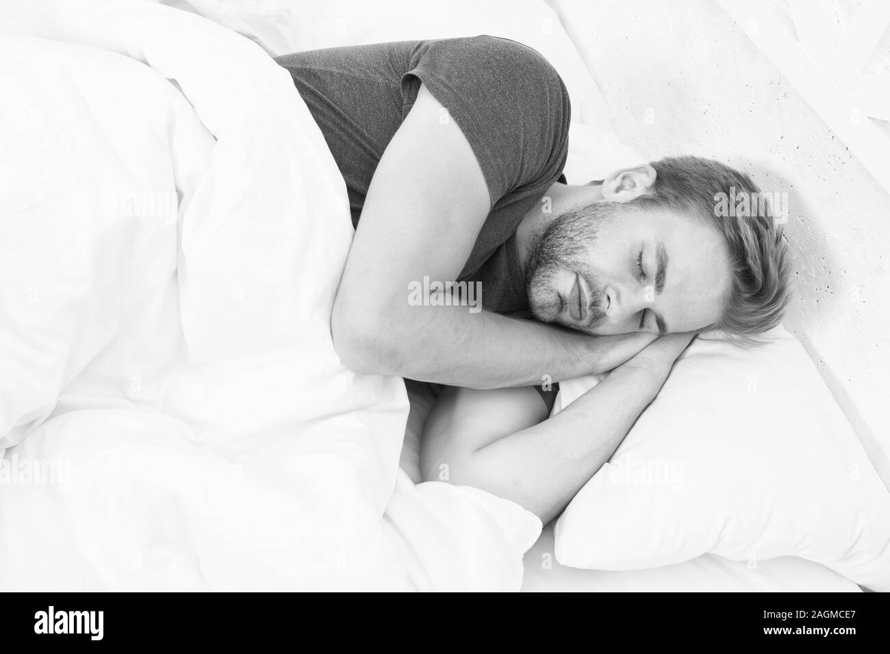 Genügend Schlaf jede Nacht erhalten. Bärtiger Mann schlafen Gesicht entspannend. Konsistente zirkadianen Rhythmus ist wichtig für die allgemeine Gesundheit. Mann hübscher Kerl schlafen. Tipps schlafen besser. Stockfoto