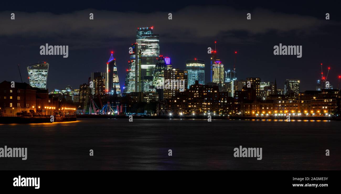 London, England, UK - 18. November 2019: Wolkenkratzer der Skyline der Stadt London bei Nacht entlang der Themse beleuchtet werden. Stockfoto