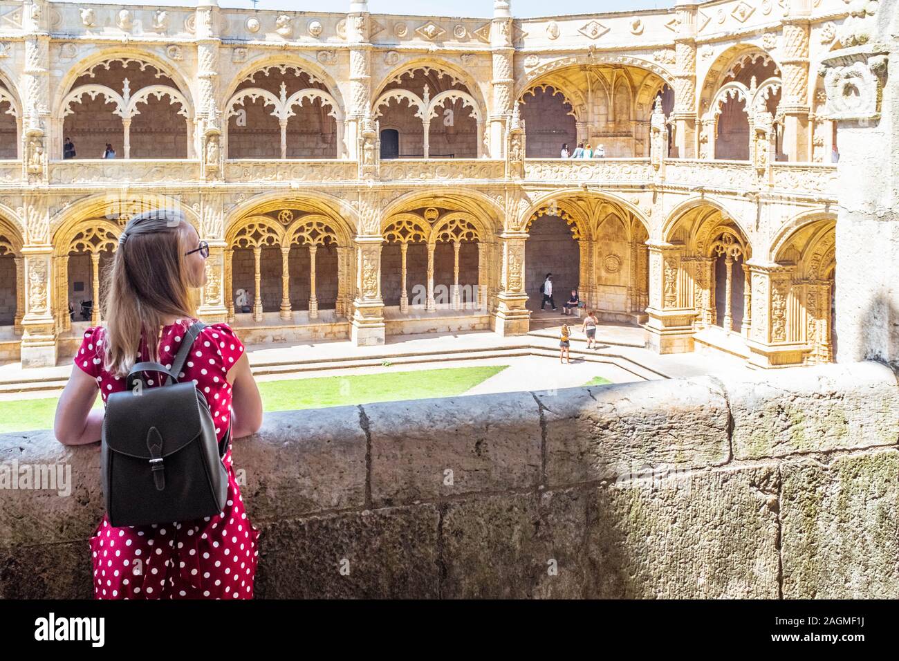 Touristen mit kleinem Rucksack bewundern Architektur der Kreuzgang im Kloster Jeronimos. Stockfoto