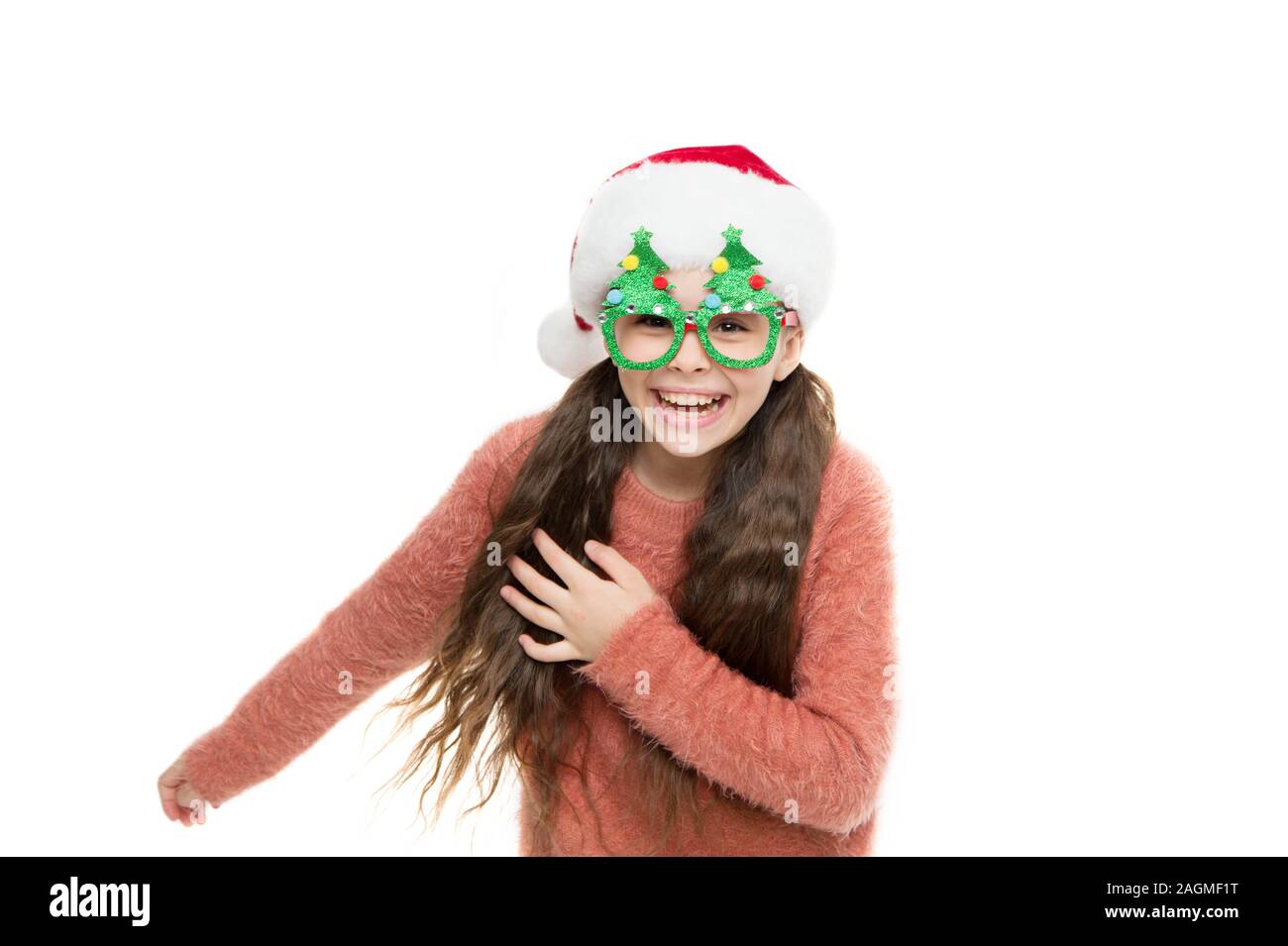 Laufen Sie weg. Weihnachtsfeiertag. Kleine Mädchen in Santa hat. Spaß haben. Glückliches Kind Weihnachtsbaum Brillen Zubehör stand Requisiten. Little santa. Christmas Event und Entertainment. Glücklich über das neue Jahr. Stockfoto