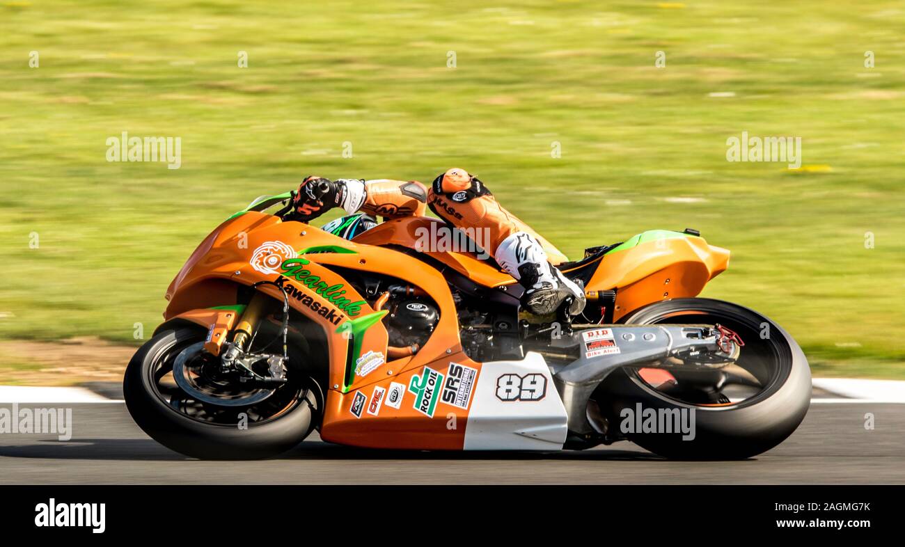 Silverstone Rennstrecke, Milton Keynes, Großbritannien - 19 April 2019: Eine leistungsfähige Motorrad Rennen rund um den weltberühmten Rennstrecke, Silverstone, Stockfoto