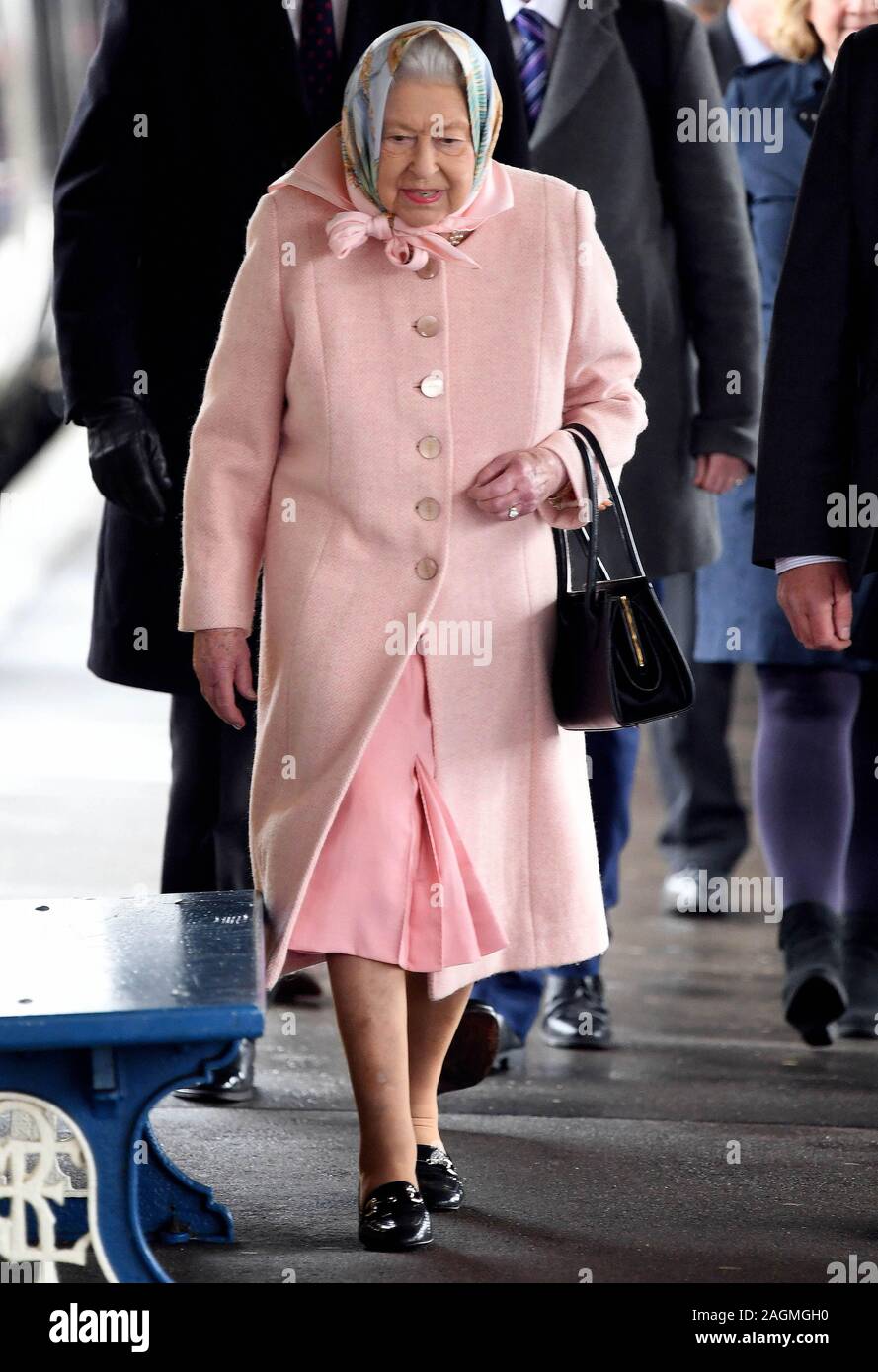 Bild © Lizenziert für Andrew Parsons/Parsons Medien. 20/12/2019. Kings Lynn, Großbritannien. Königin beginnt offiziell ihr Weihnachten Urlaub. Das Personal der Königin ankommen mit Königin Elizabeth II. am Bahnhof Kings Lynn, Norfolk, für den Beginn der offiziellen Weihnachten Urlaub auf dem Sandringham Estate in Norfolk. Bild von Andrew Parsons/Parsons Medien Stockfoto