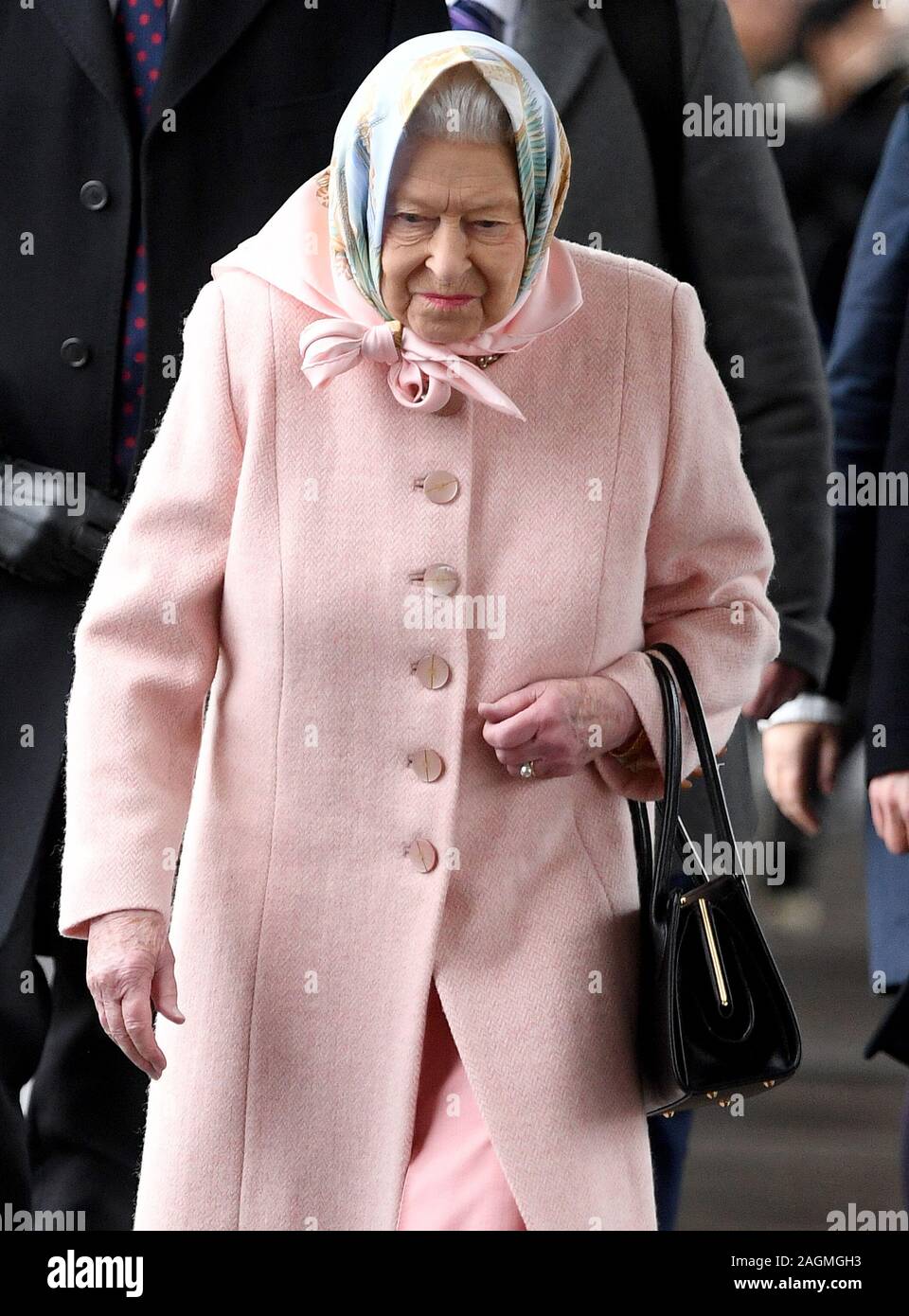 Bild © Lizenziert für Andrew Parsons/Parsons Medien. 20/12/2019. Kings Lynn, Großbritannien. Königin beginnt offiziell ihr Weihnachten Urlaub. Das Personal der Königin ankommen mit Königin Elizabeth II. am Bahnhof Kings Lynn, Norfolk, für den Beginn der offiziellen Weihnachten Urlaub auf dem Sandringham Estate in Norfolk. Bild von Andrew Parsons/Parsons Medien Stockfoto