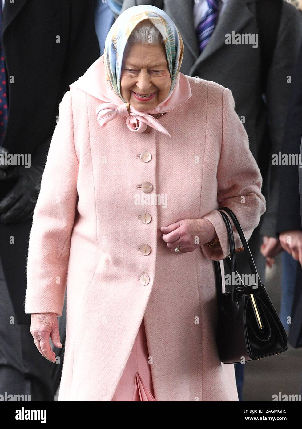 Bild © Lizenziert für Andrew Parsons/Parsons Medien. 20/12/2019. Kings Lynn, Großbritannien. Königin beginnt offiziell ihr Weihnachten Urlaub. Das Personal der Königin ankommen mit Königin Elizabeth II. am Bahnhof Kings Lynn, Norfolk, für den Beginn der offiziellen Weihnachten Urlaub auf dem Sandringham Estate in Norfolk. Bild von Andrew Parsons/Parsons Medien Stockfoto