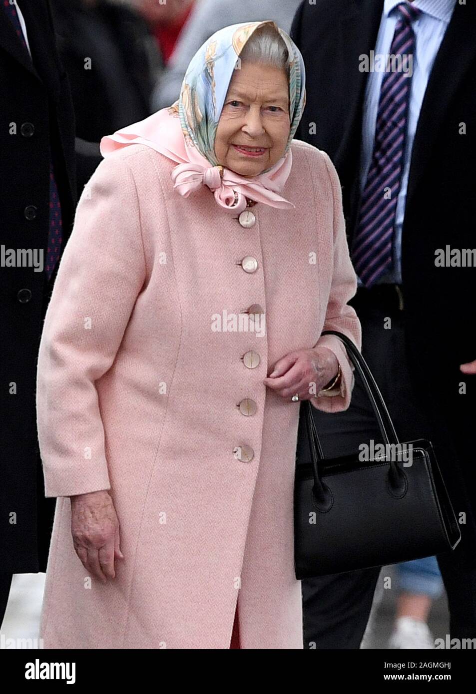 Bild © Lizenziert für Andrew Parsons/Parsons Medien. 20/12/2019. Kings Lynn, Großbritannien. Königin beginnt offiziell ihr Weihnachten Urlaub. Das Personal der Königin ankommen mit Königin Elizabeth II. am Bahnhof Kings Lynn, Norfolk, für den Beginn der offiziellen Weihnachten Urlaub auf dem Sandringham Estate in Norfolk. Bild von Andrew Parsons/Parsons Medien Stockfoto