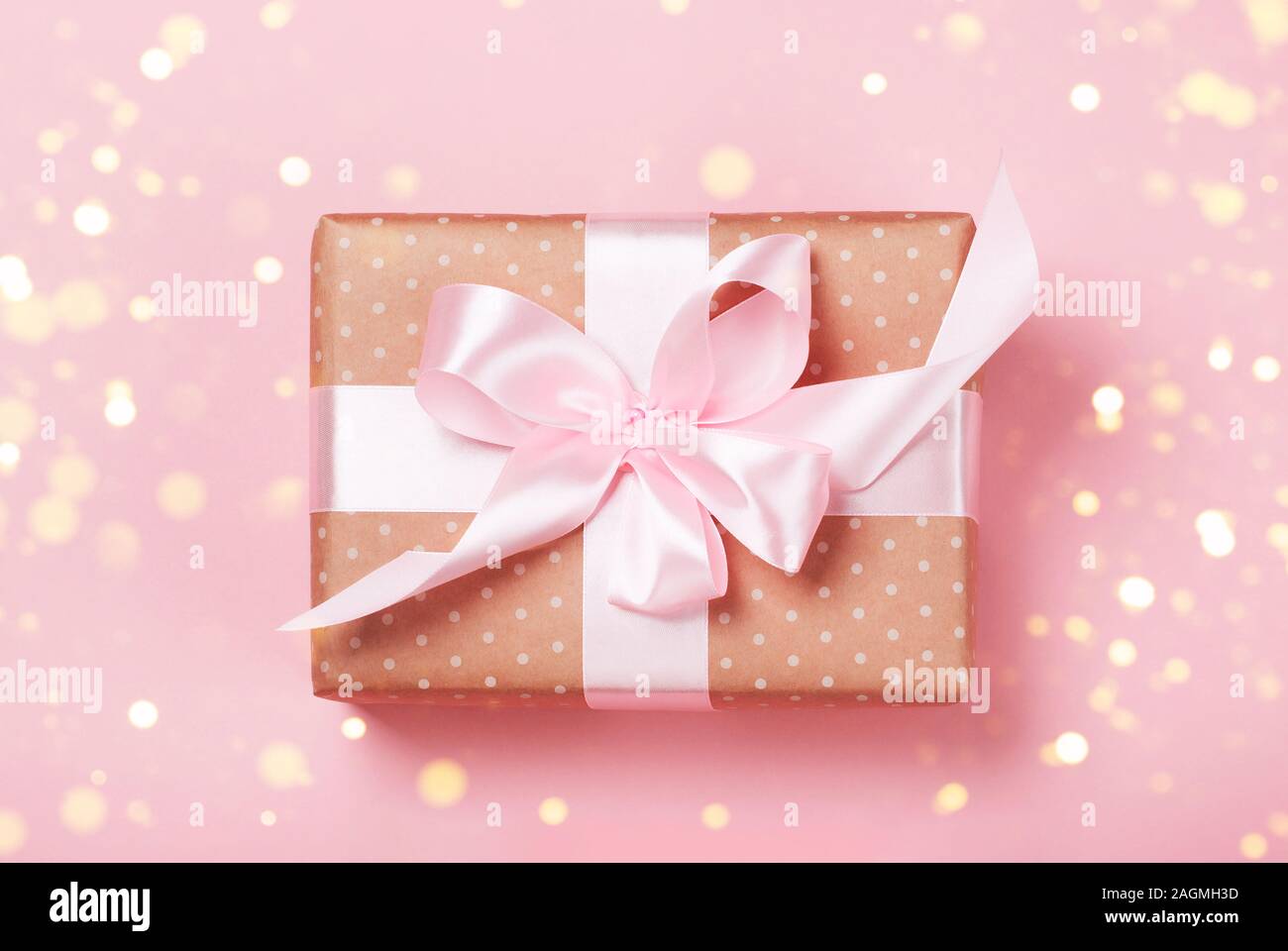 Luxuriöses Geschenk auf eine trendige rosa Farben. Geschenk für Valentinstag, Hochzeiten, Verlobungen, Muttertag, Geburtstag, Silvester, Weihnachten, Feiertage Stockfoto