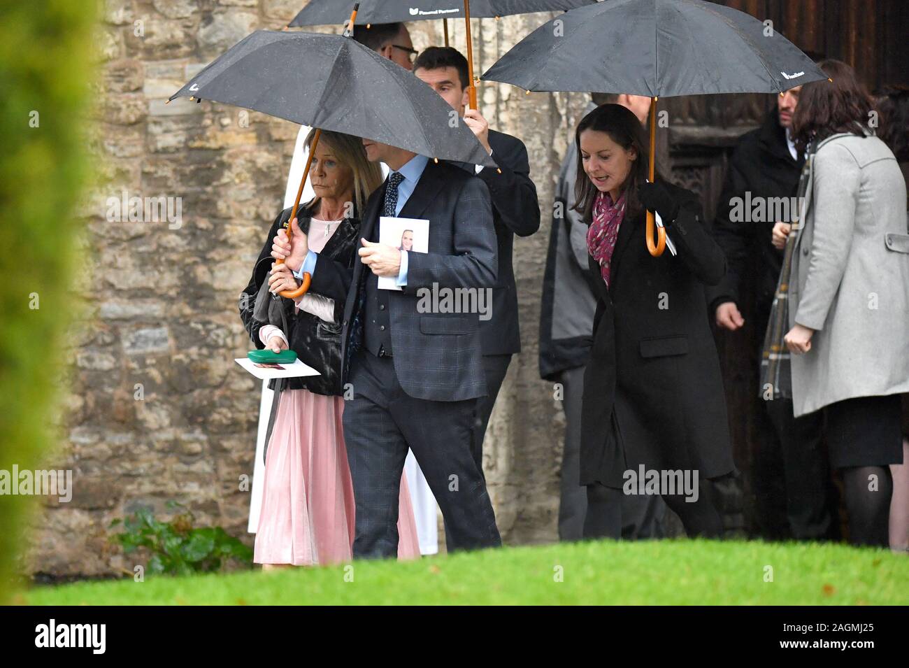 Michelle Jones und Phil Jones, (vorne) die Mutter und der Onkel von London Bridge terror Angriff Opfer Saskia Jones, verlassen sie ihre Trauerfeier in der Holy Trinity Church in Stratford-upon-Avon. Stockfoto