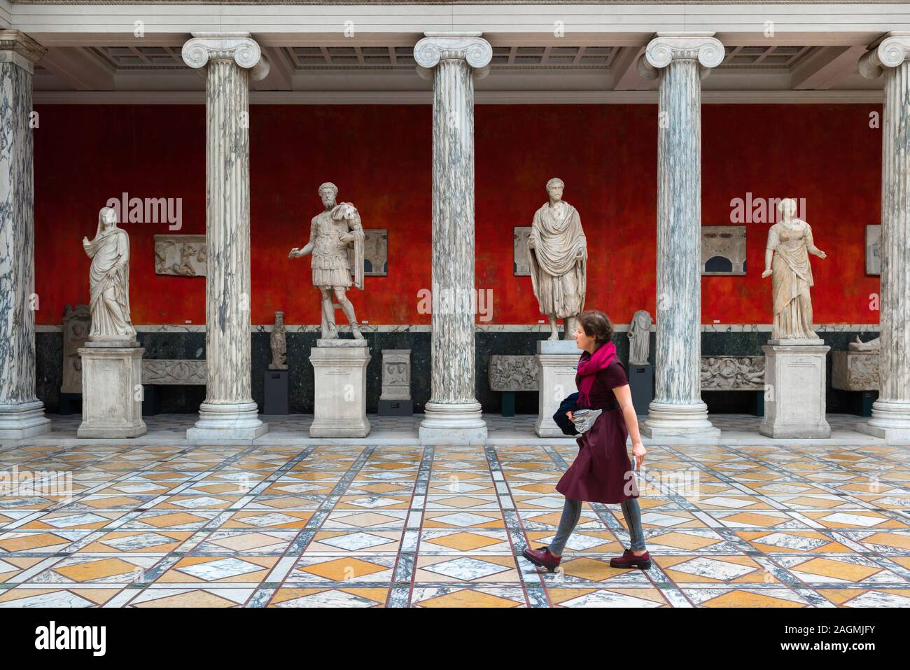 Glyptotek Kopenhagen, Ansicht von Statuen römischer Kaiser und ihrer Frauen, die die Kolonnade des Kampmann-Gebäudes im Inneren des Glyptotek, Kopenhagen säumen Stockfoto