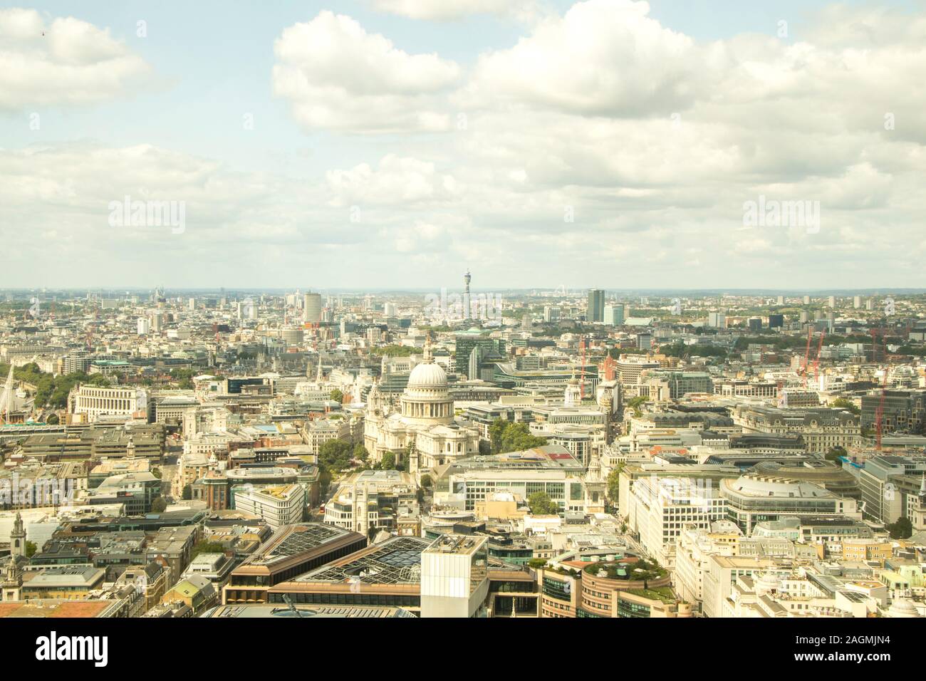Eine typische Ansicht der berühmten Londoner Skyline und das riesige Gebäude, die die Gegend mit Geschäften und Wohnungen gefüllt verschlingen. Stockfoto