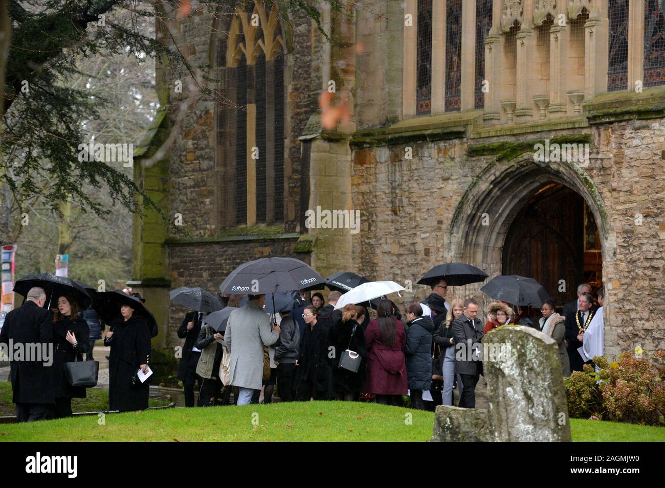 Trauernde verlassen die Trauerfeier der London Bridge terror Angriff Opfer Saskia Jones, in der Holy Trinity Church in Stratford-upon-Avon. Stockfoto