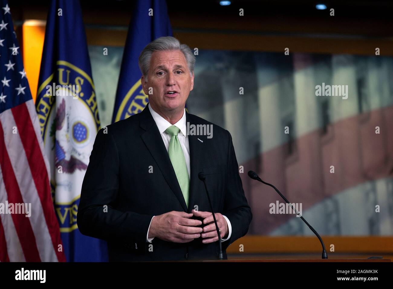 United States Vertreter Kevin McCarthy (Republikaner von Kalifornien) spricht bei einer Pressekonferenz auf dem Capitol Hill in Washington, DC, USA, am Donnerstag, 19. Dezember 2019. Letzte Nacht, das Repräsentantenhaus genehmigt zwei Artikel Amtsenthebungsverfahren gegen den Präsidenten der Vereinigten Staaten Donald J. Trumpf. Credit: Stefani Reynolds/CNP/MediaPunch Stockfoto