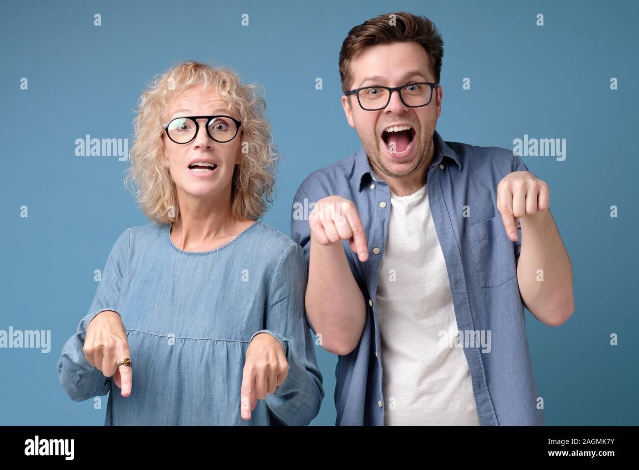 Reife Frau und ein junger Mann show Index Finger ion kopieren Platz für Ihren Text Stockfoto