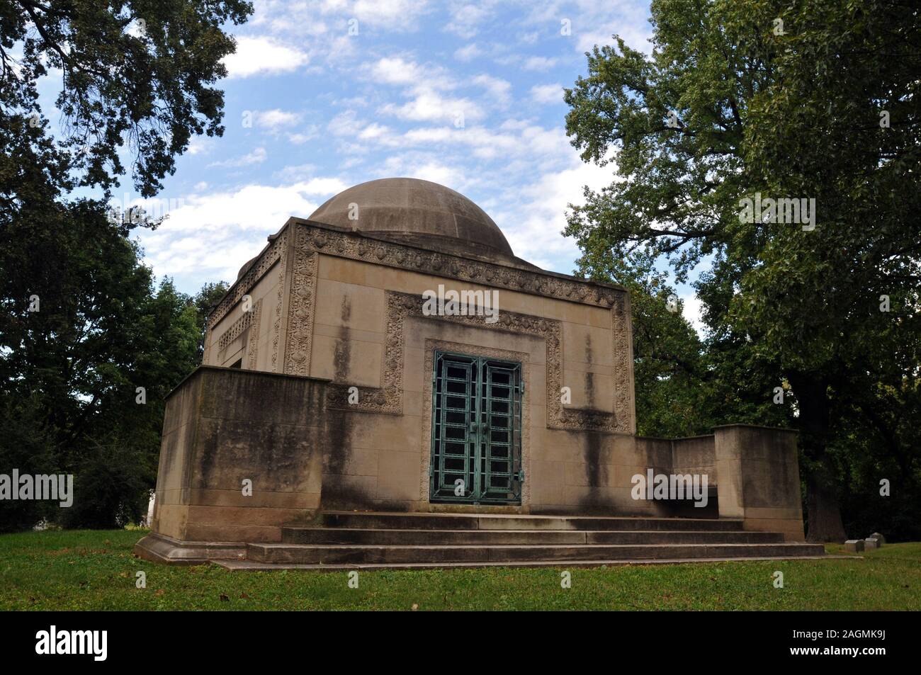 Die Wainwright Grab in Bellefontaine Cemetery in St. Louis, MO, wurde 1892 von dem Architekten Louis Sullivan entworfen für Charlotte Dickson Wainwright. Stockfoto