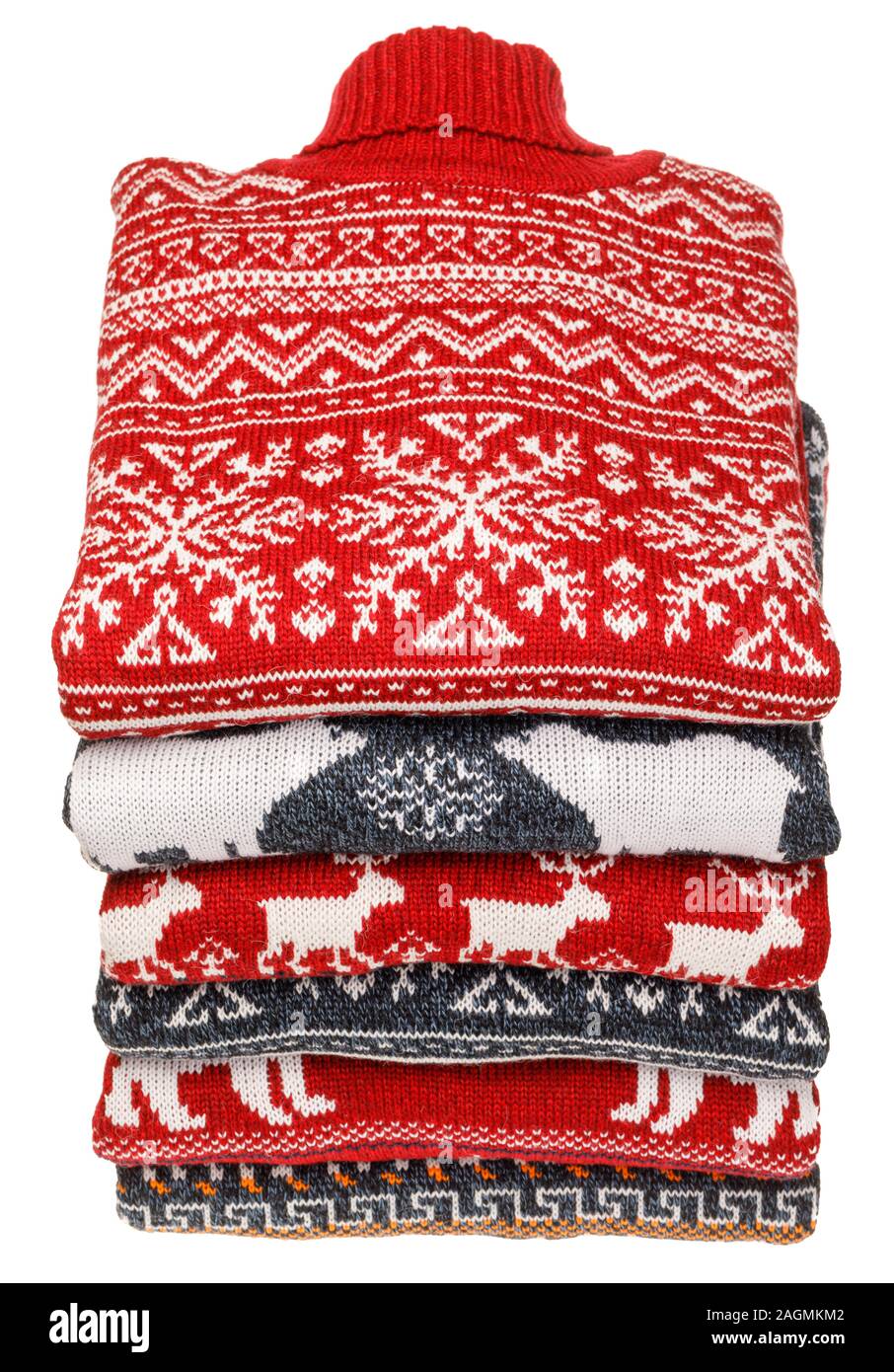 Stapel gefalteter gestrickt Weihnachten rollkragen pullover oder Pullis mit Nordic Ornament auf weißem Hintergrund Stockfoto