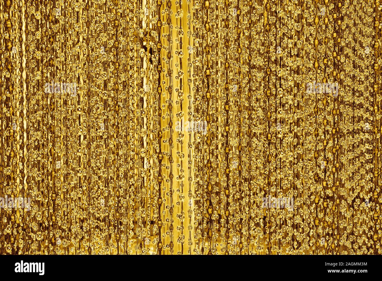 Abstrakte glänzenden goldenen Linien und blasen Kulisse, verschwommenes Bild Hintergrund, leuchtende Gold farbigen dekorative Streifen Muster, Gelb metallic Textur Stockfoto