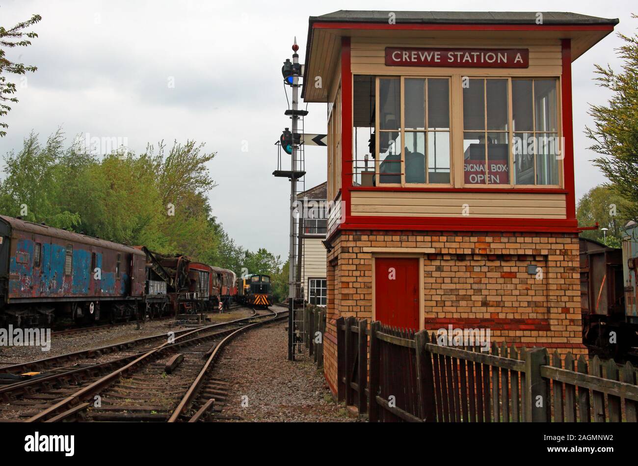 Crewe Station EIN Signalkasten und eine Zweigleitung, Crewe arbeitet Stockfoto
