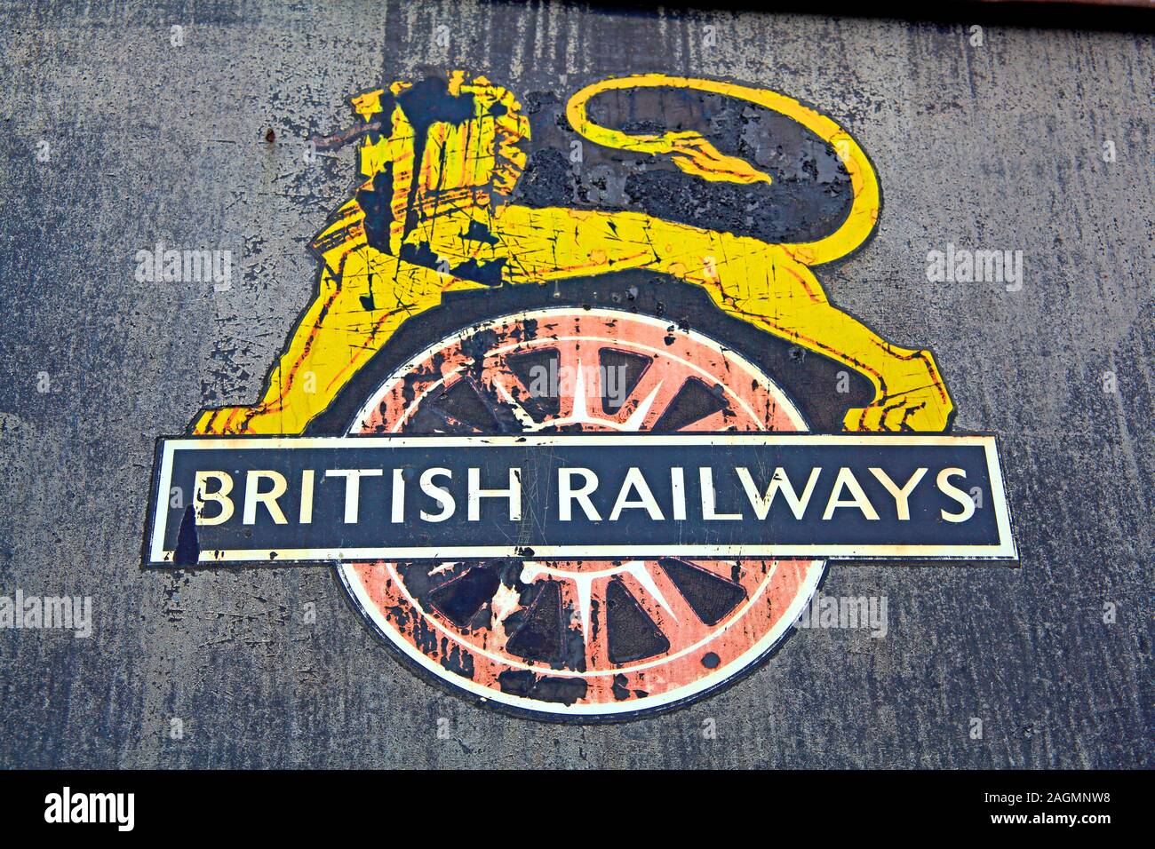 Historisches, verfallenes Wetter trägt das Logo der British Railways, Crewe, England, UK, CW1 2DB Stockfoto