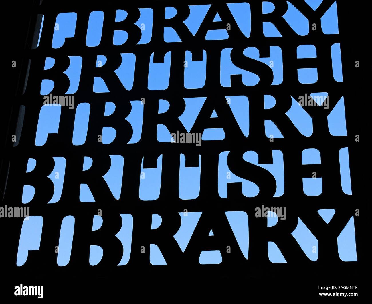 British Library Gates am Eingang, Euston Rd, London, Camden, England, UK, NW1 2DB Stockfoto