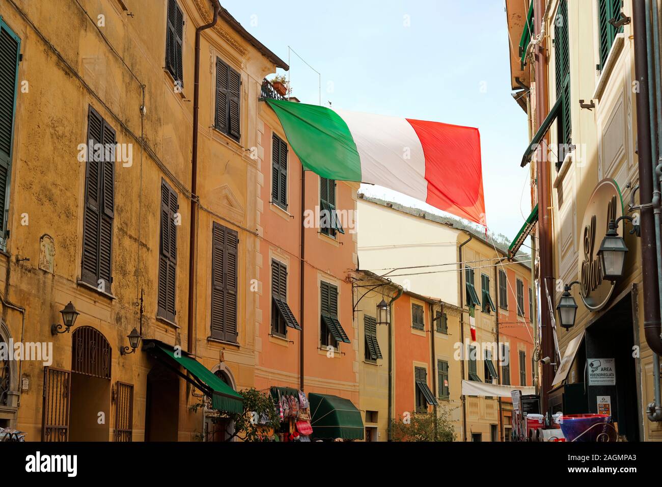 Italienische Nationale Fahnen Dekoration im Sommer touristische Straßen von Levanto, La Spezia, Ligurien, Italien EU Stockfoto