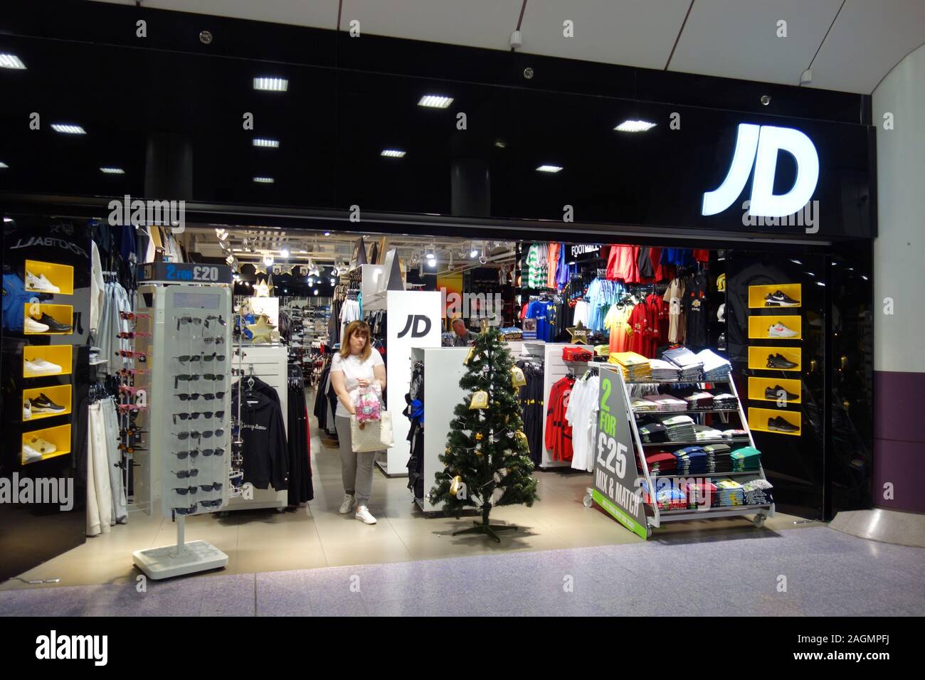 JD Sportswear Shop am Internationalen Flughafen Manchester Abflughalle Terminal 2, Lancashire, England, Großbritannien. Stockfoto