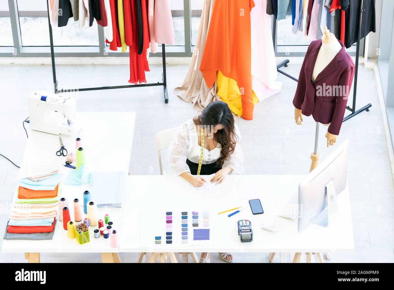 Blick von oben auf die jungen Erwachsenen Fashion Designer zeichnen und skizzieren ihre Arbeit in ihrem Atelier Studio mit Farbpalette als alleiniger Eigentümer. Für entrepreneu Stockfoto