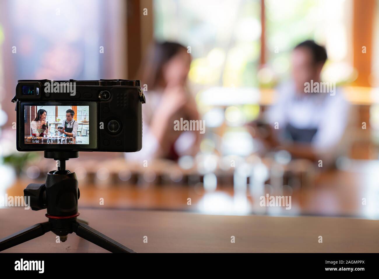 VLOG von jungen erwachsenen Asiatischen Eigentümer Unternehmer bewerten cafe Coffee Shop und Leben in sozialen Medien für Online Marketing mit Kamera im Cafe. Verwendung für Sta Stockfoto