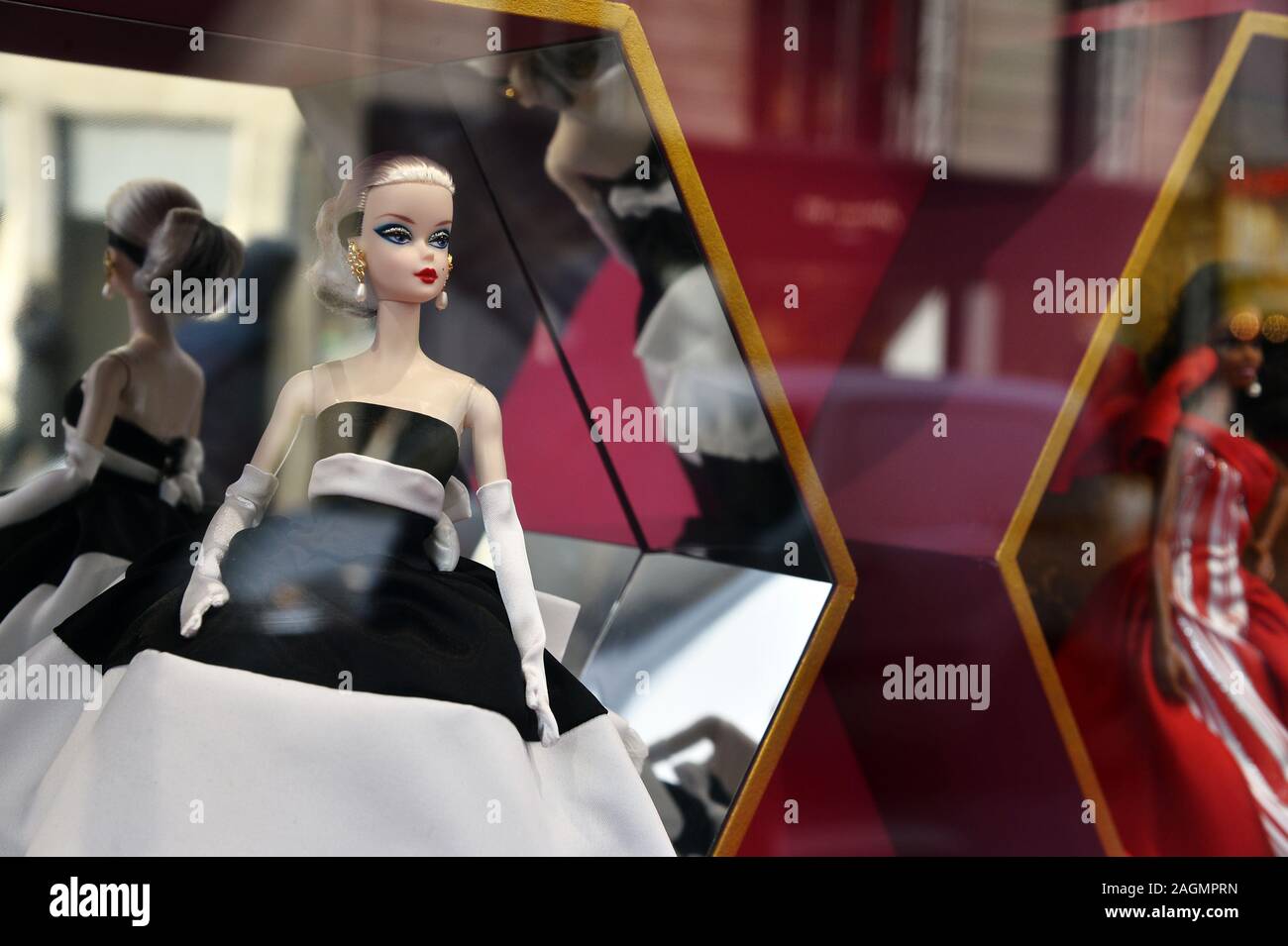 Barbie Puppen in den Galeries Lafayette Schaufenster - Paris - Frankreich Stockfoto