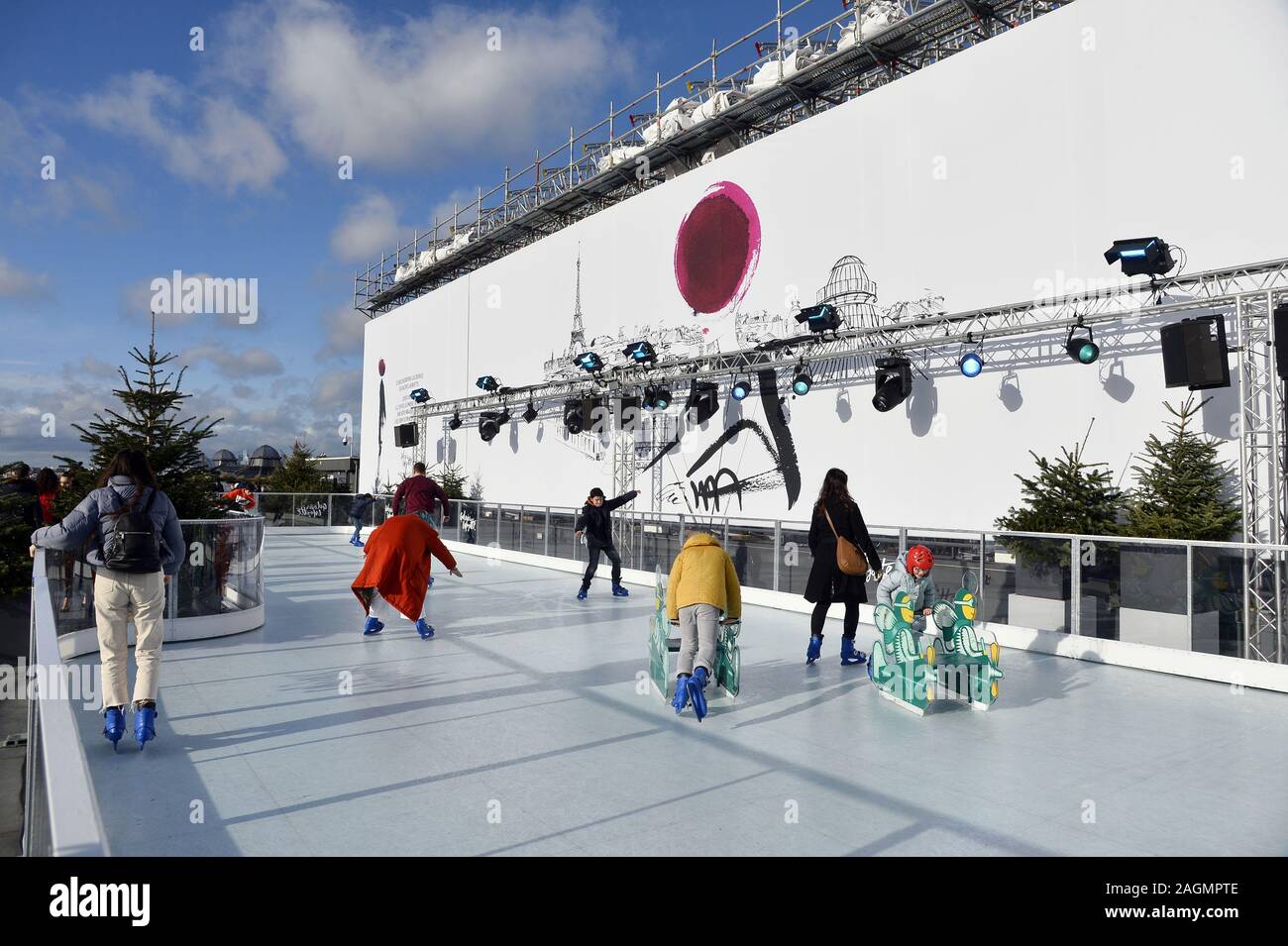 Die vorübergehende Winter-Eislaufbahn, die auf der Dachterrasse des Kaufhauses Galeries Lafayette Paris Haussmann in Paris aufgebaut ist Stockfoto