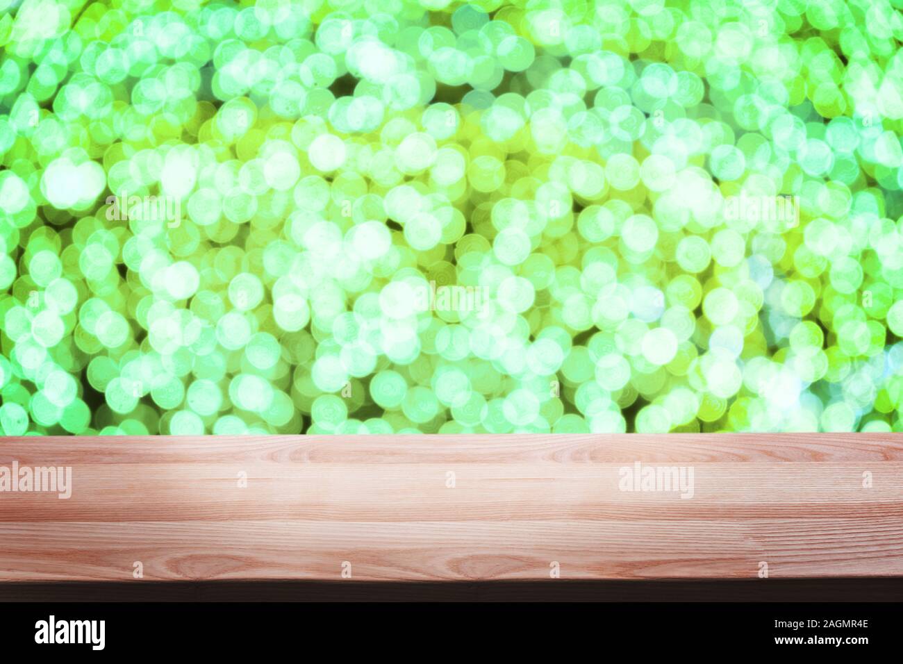 Leere Holzdeck Tabelle mit unscharfen festliche Bokeh leuchtet auf dem Hintergrund. Stockfoto