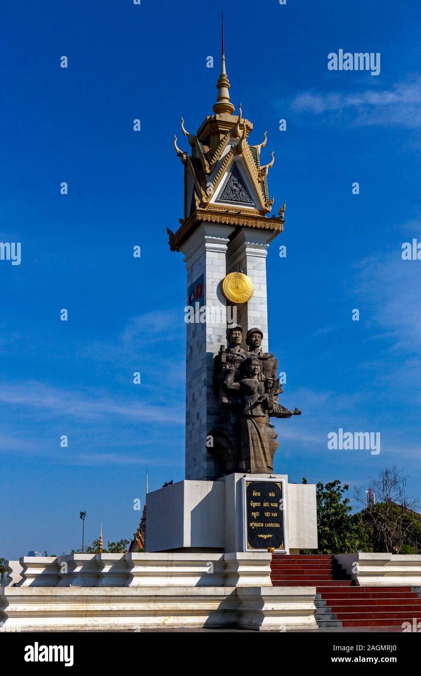 Ein großes Denkmal zur Erinnerung an die Allianz zwischen Kambodscha und Vietnam ist ein Wahrzeichen am Wat Botum Park in Phnom Penh, Kambodscha. Stockfoto