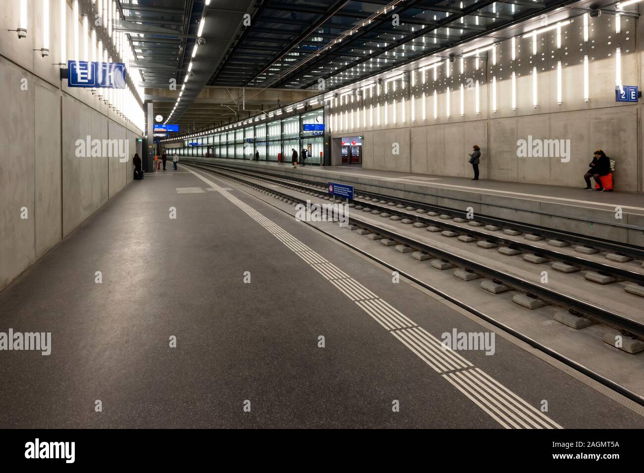 Genf/Schweiz: eine Station Der Léman Express. Ein pendler Schienennetz für die grenzüberschreitende Agglomeration Greater Geneva und die Französischen Alpen Stockfoto