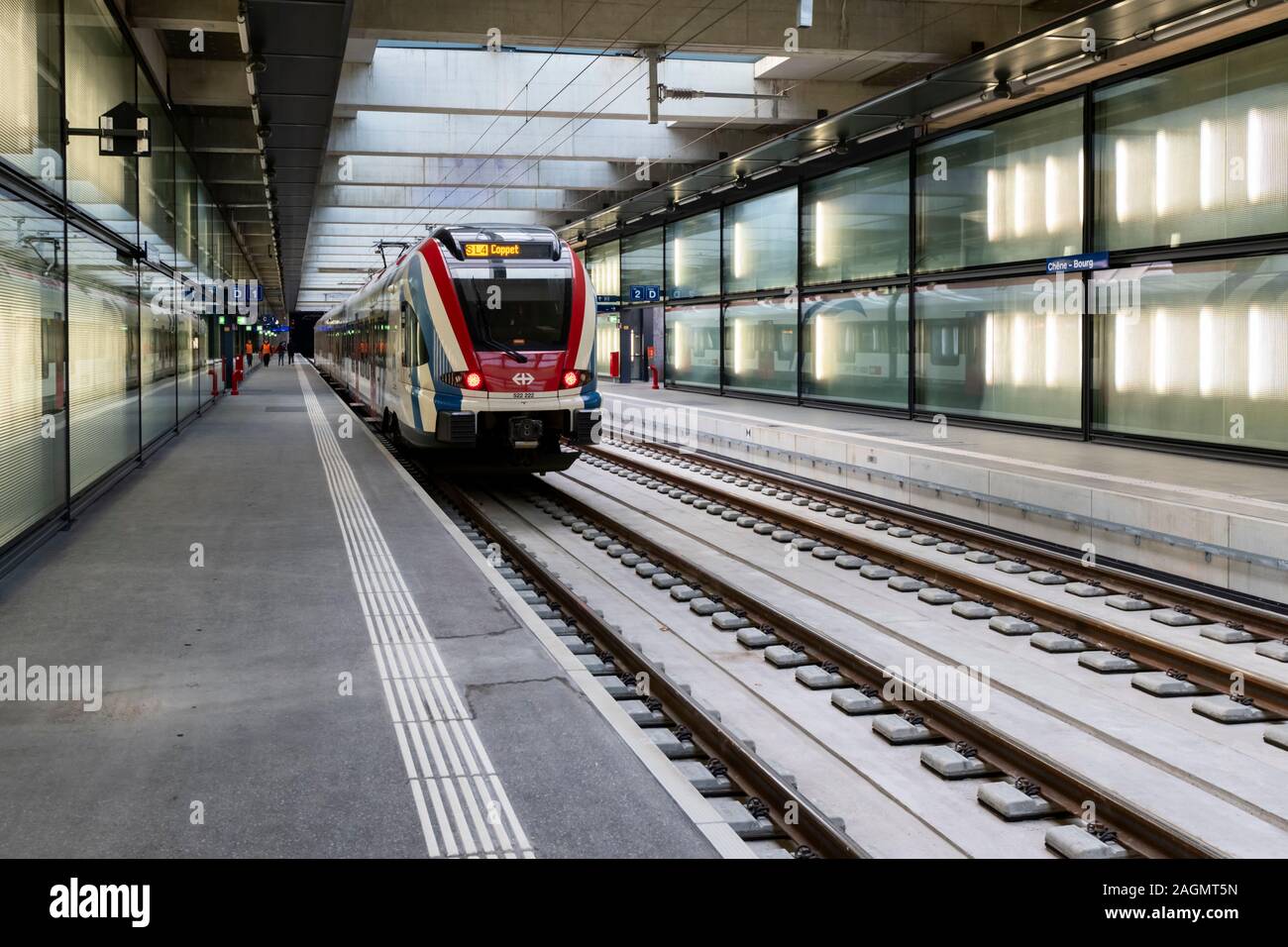 Genf/Schweiz: eine Station Der Léman Express. Ein pendler Schienennetz für die grenzüberschreitende Agglomeration Greater Geneva und die Französischen Alpen Stockfoto