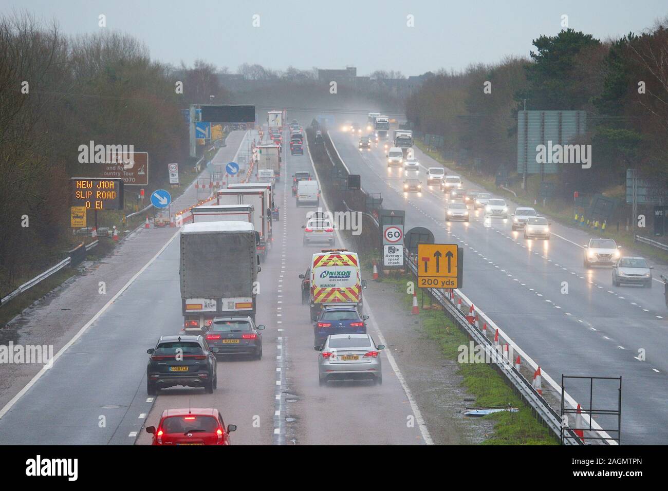 Ashford, Kent, Großbritannien. 20. Dezember, 2019. Weihnachten Freitag Wochenende beginnt mit heavy rain für Autofahrer in Richtung Dover auf der Autobahn M20 entfernt. Um die Sache noch schlimmer Teil der Autobahn machen, ist im Bau. © Paul Lawrenson 2019, Foto: Paul Lawrenson/Alamy leben Nachrichten Stockfoto