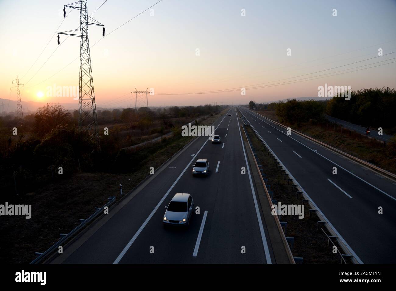 Lkw auf der Straße und den Sonnenuntergang Stockfoto