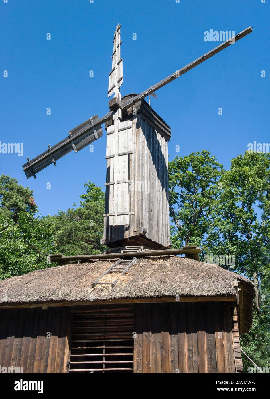 Die Windmühle Frammested in den Zoologischen Gärten in Schweden. Die Mühle stammt aus den 1750er Jahren. Stockfoto