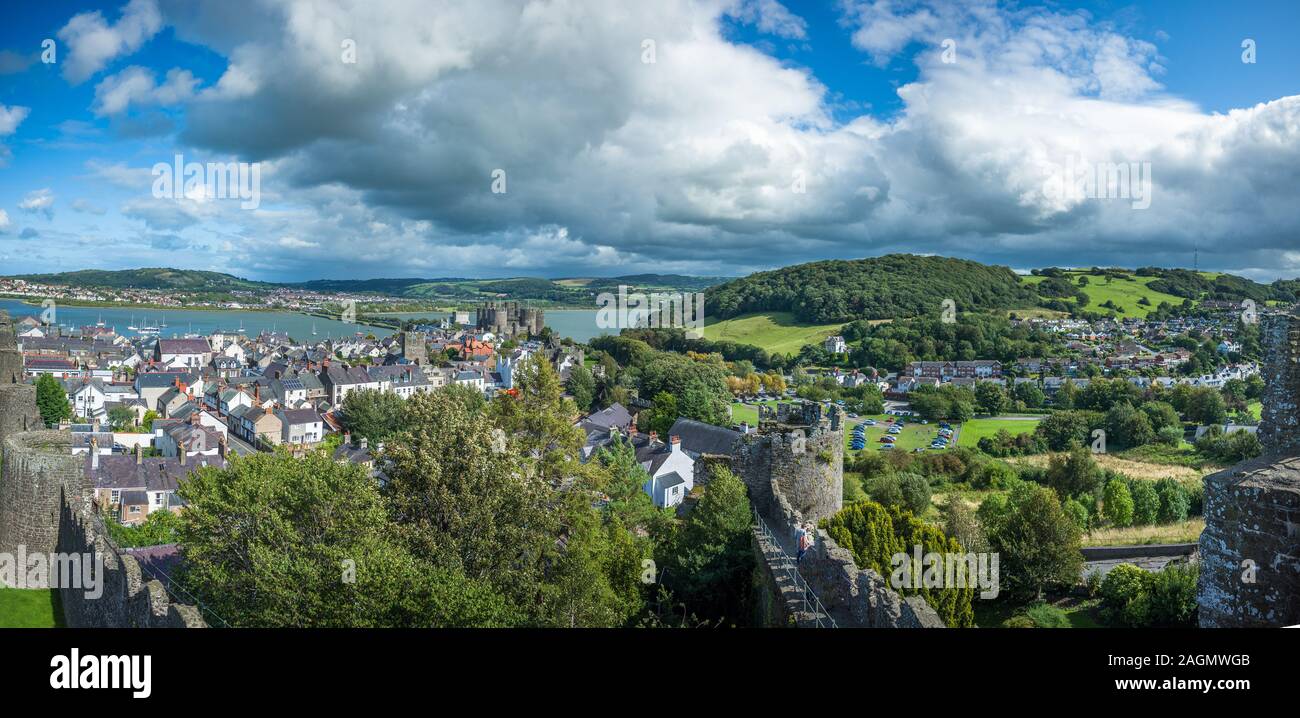 Einen Panoramablick über Conwy vom höchsten Punkt der Burg mit der Burg in der Ferne. Stockfoto