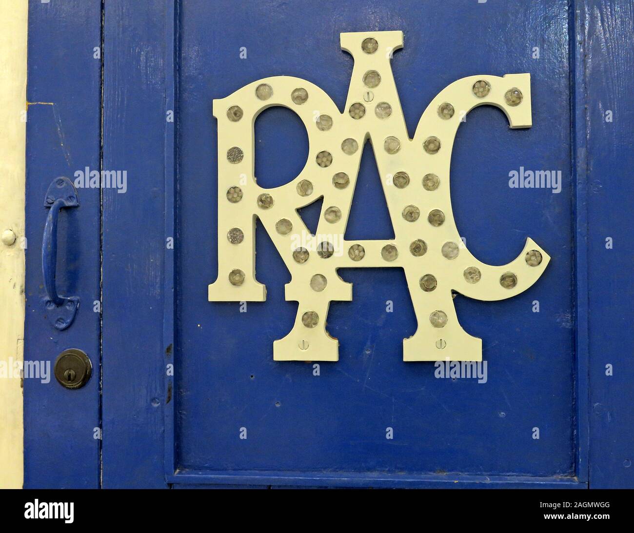 Royal Automobile Club, Originallogo mit Reflektoren an einer blauen Schuppentür, RAC, HQ in Walsall Stockfoto