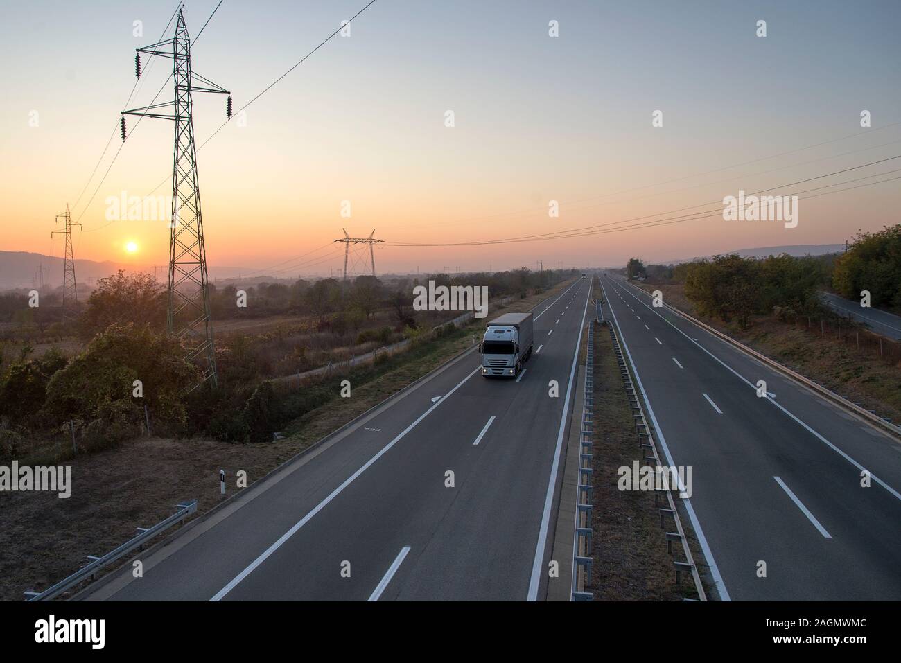 Lkw auf der Straße und den Sonnenuntergang Stockfoto