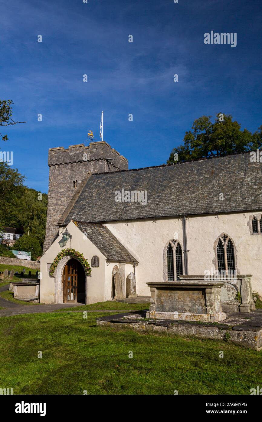 Die weiß getünchten Pfarrkirche St. Cadoc im Dorf Llancarfan, Tal von Glamorgan, Wales, Großbritannien Stockfoto