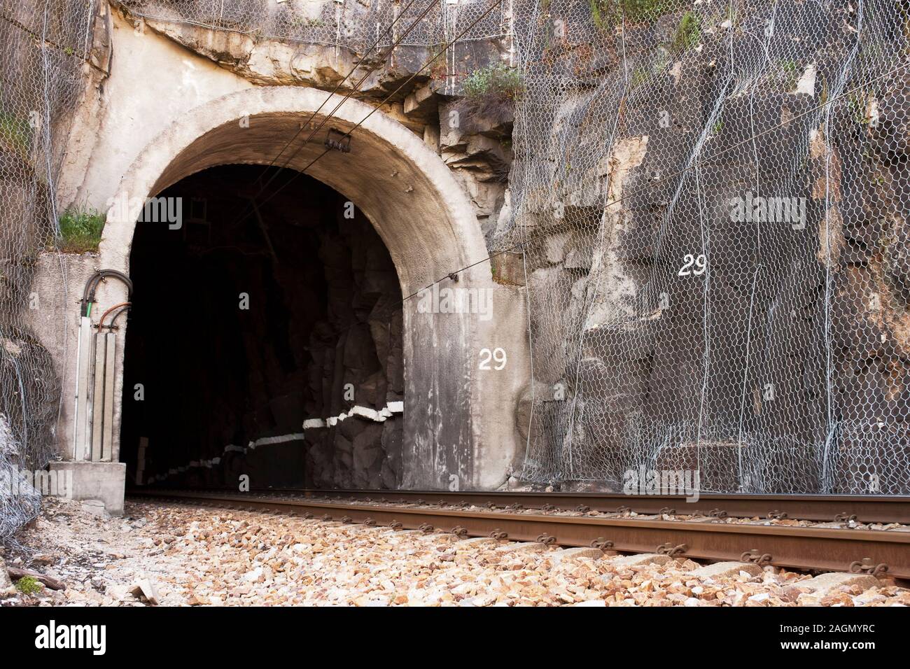 Das Portal eines Tunnels auf der Bahn. Stockfoto