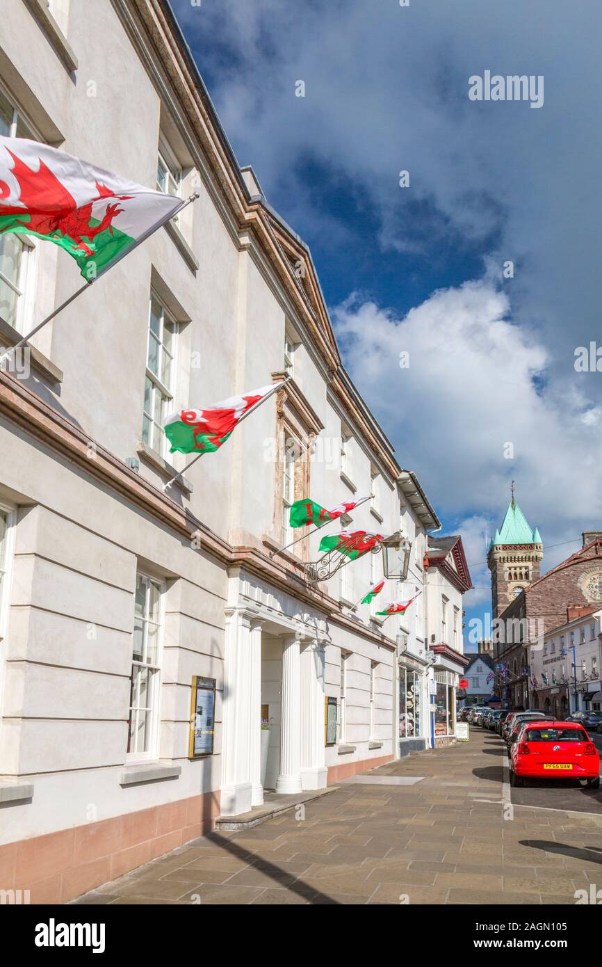 Die Flagge von Wales fliegt in Zahlen auf der Engel Hotel in Road, Abergavenny, Monmouthshire, Wales, Großbritannien Stockfoto