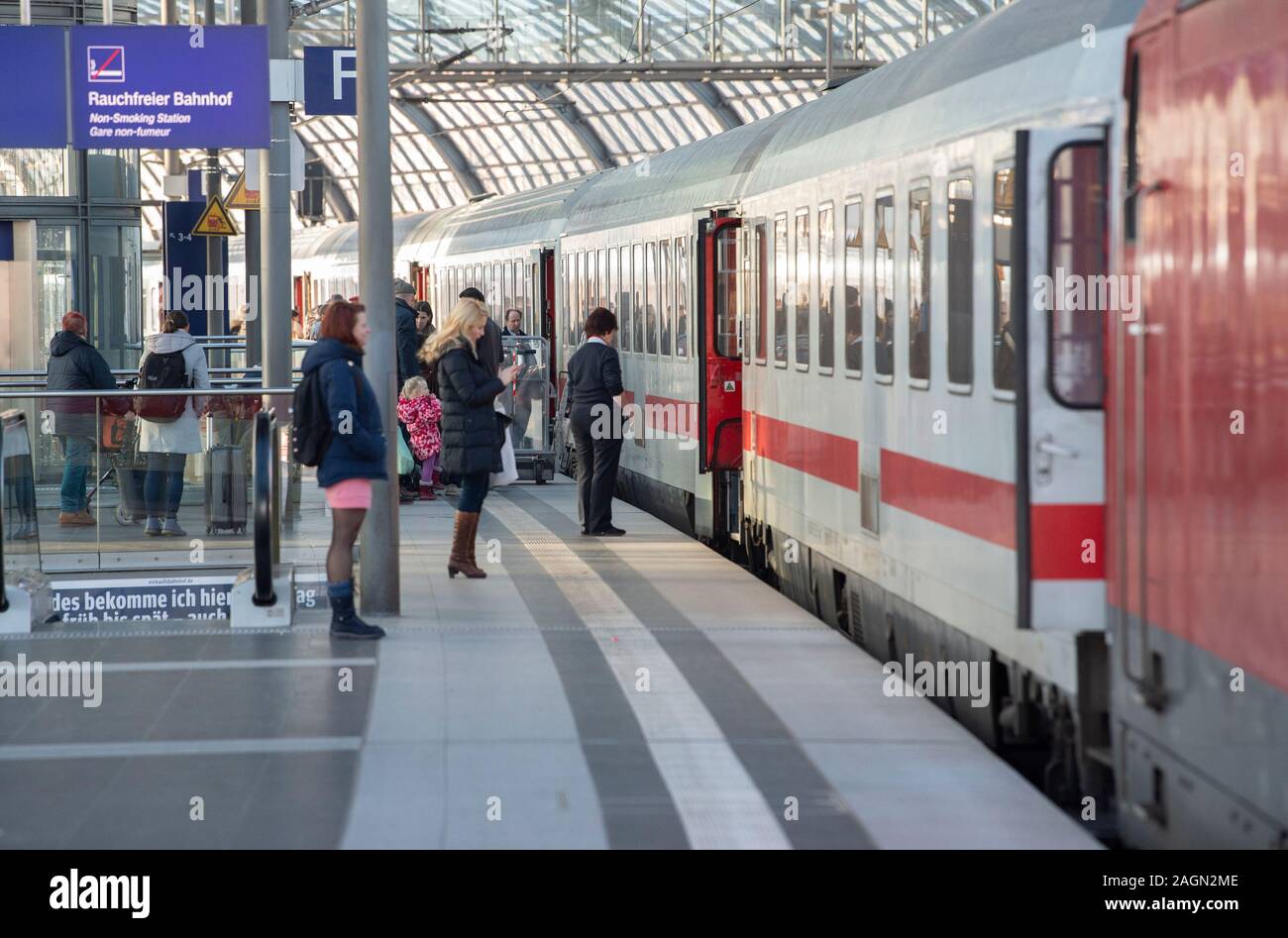 Berlin, Deutschland. 20 Dez, 2019. Die Passagiere werden stehend auf einem Zug im Hauptbahnhof. Ab dem 1. Januar, die Preise im Fernverkehr die Deutsche Bahn (DB) wird fallen um rund zehn Prozent. Nach Angaben des Unternehmens, der Grund dafür ist die reduzierte Mehrwertsteuer, die Spar- und Flex Preise billiger machen würde. Credit: Paul Zinken/dpa/Alamy leben Nachrichten Stockfoto