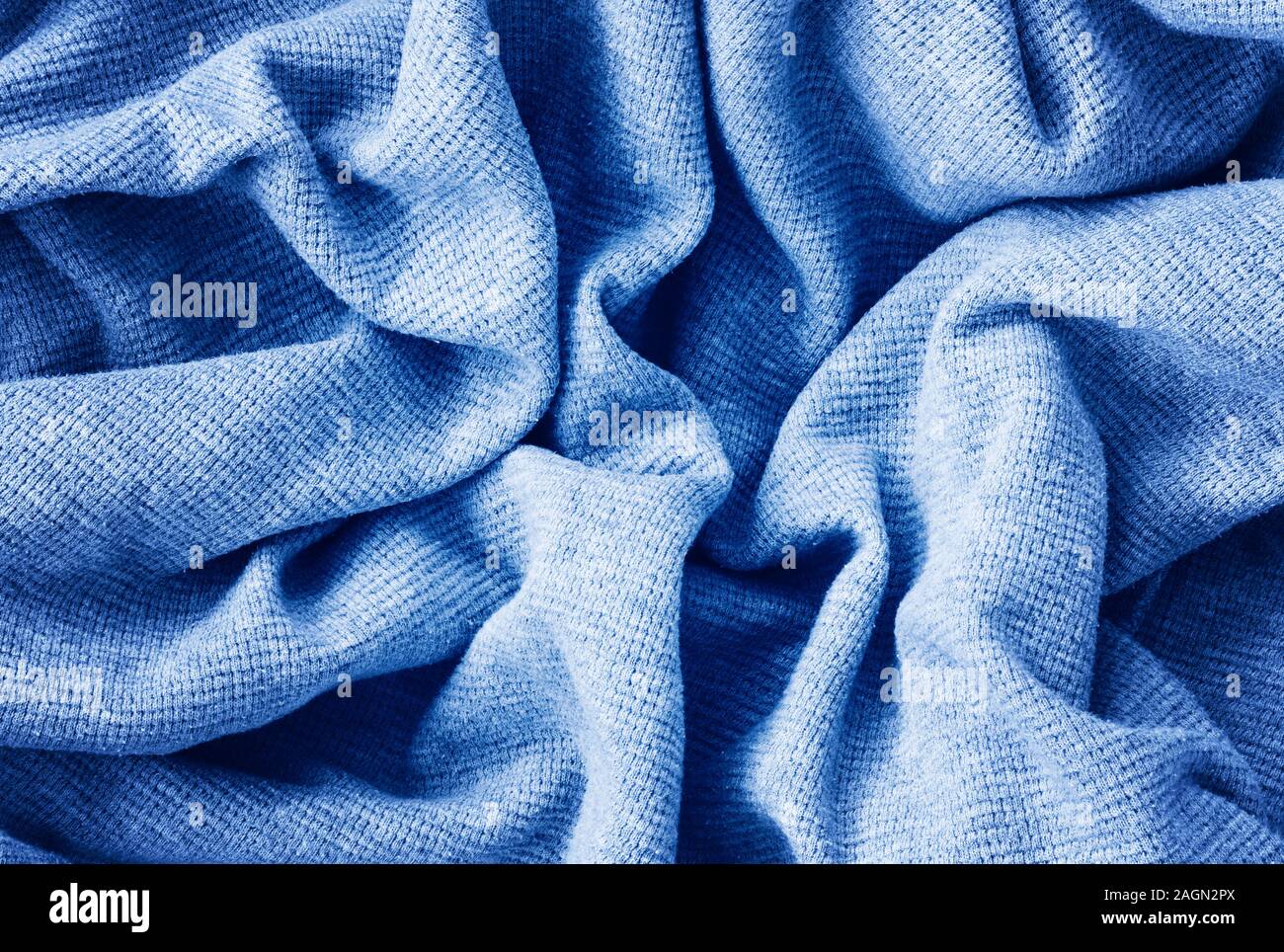 Closeup Classic blau Textur von gestrickt Baumwolle Waffel Jersey Material  Stoff oder Kleidung. Farben trendy 2020 Farbe Hintergrund mit Falten und Fo  Stockfotografie - Alamy