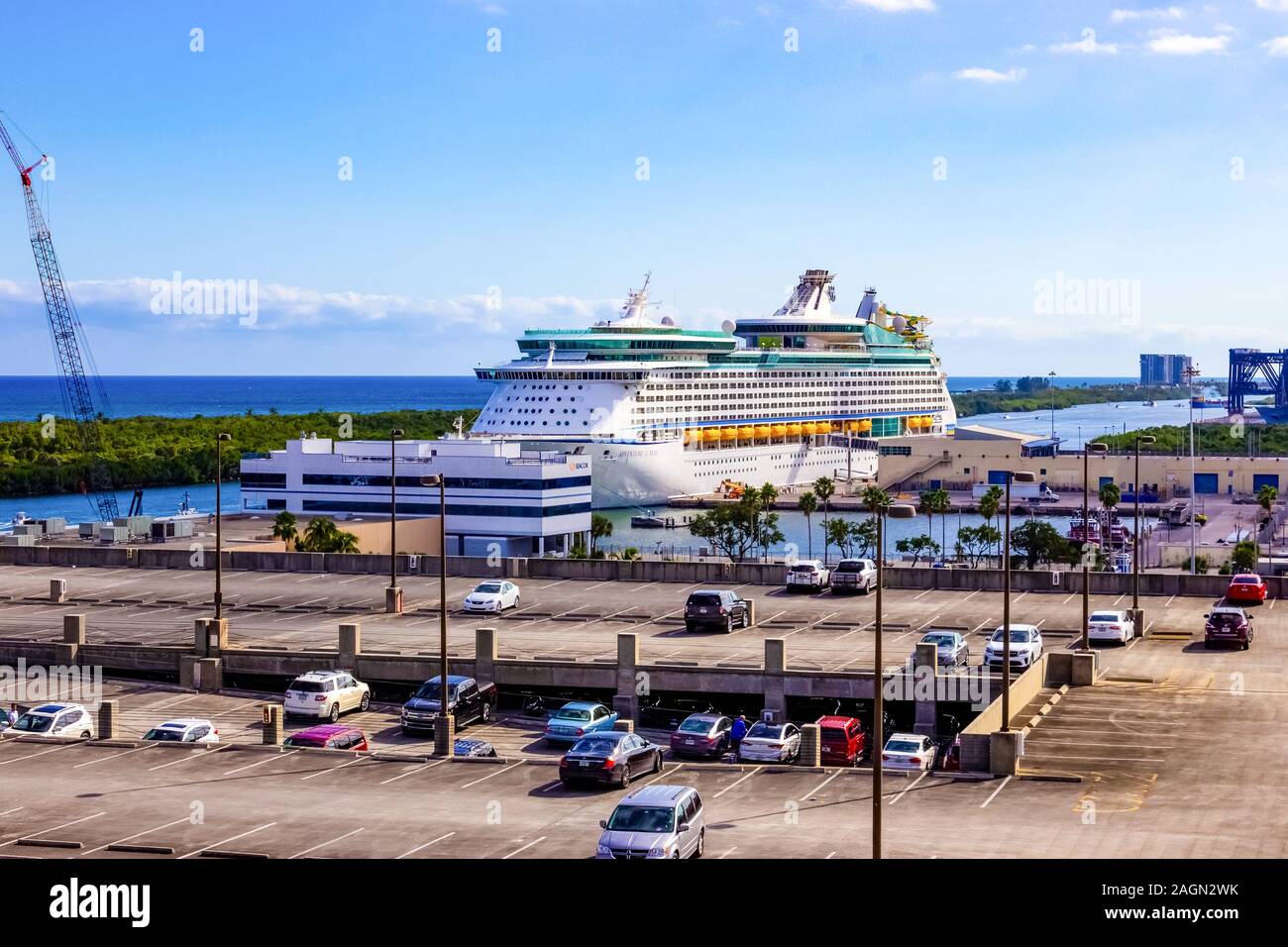 Fort Lauderdale - Dezember 1, 2019: Die Ansicht von einem Kreuzfahrtschiff von Port Everglades Stockfoto