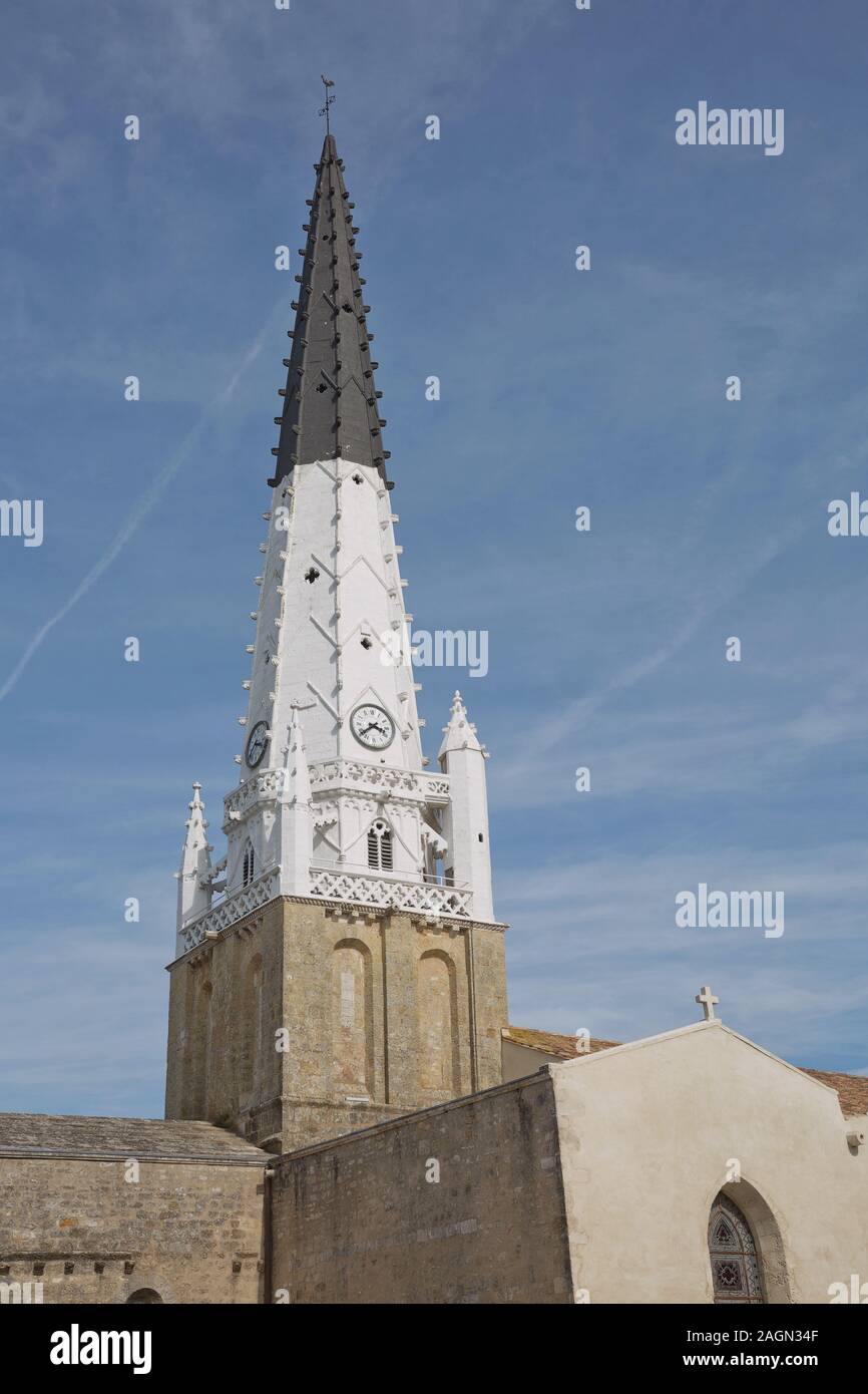 Kirche von Ars mit schwarzen und weißen Glockenturm in der Ile-de-Re in der Charente, Frankreich. Stockfoto